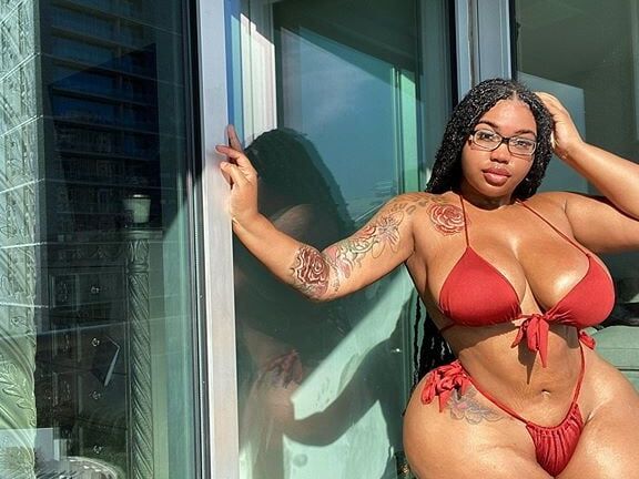Mya curvz