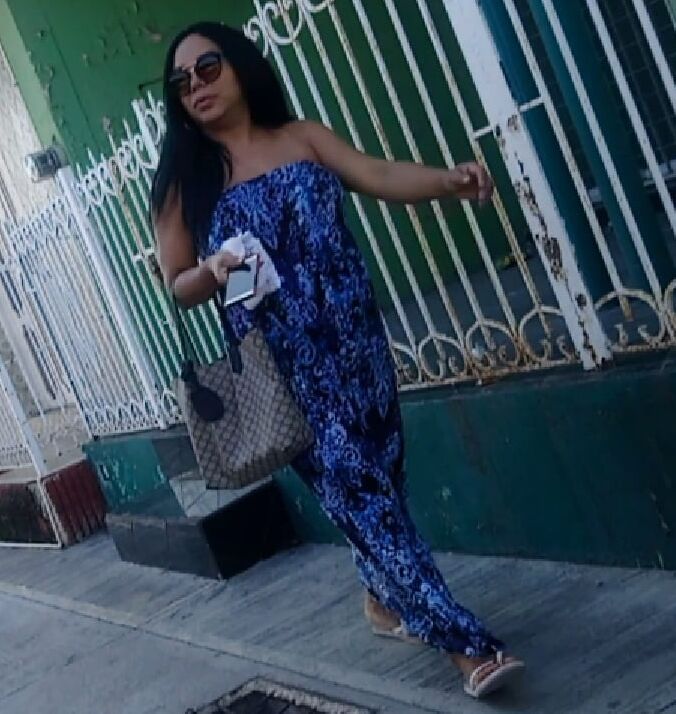 guapa dama en vestido azul caminaba y movia sexi
