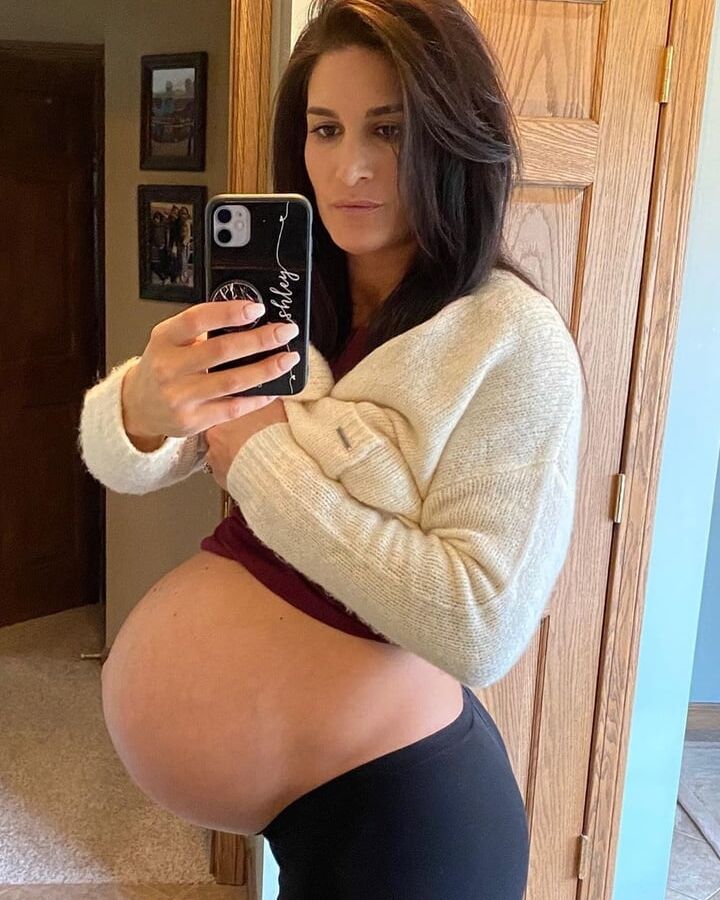 Hot mom Ashley with a huge twinbelly