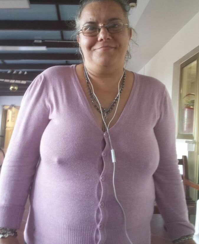 Mature ladies braless cleavage pokies