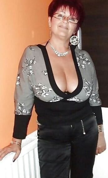 Mature ladies braless cleavage pokies