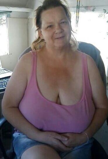 Mature ladies braless cleavage pokies