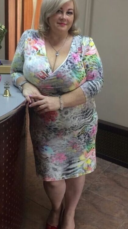 Mature ladies braless cleavage pokies