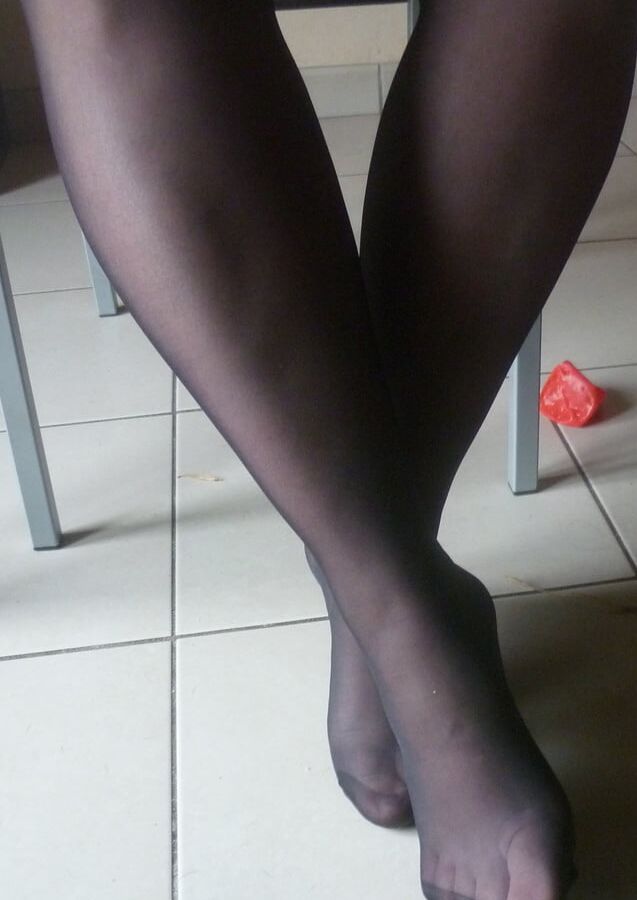 ses pieds en nylon a couvrir de sperme