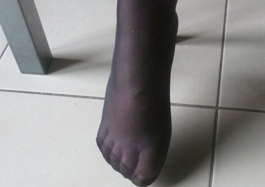 ses pieds en nylon a couvrir de sperme