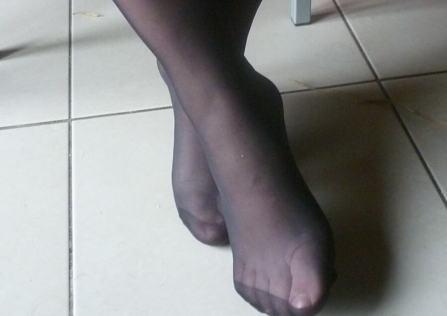 ses pieds en nylon a couvrir de sperme
