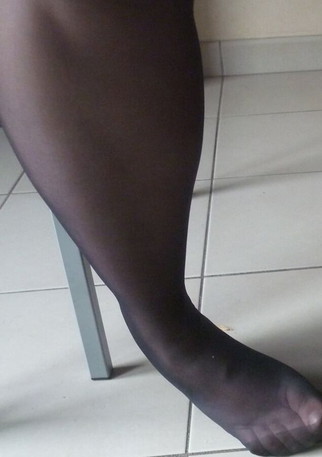 ses pieds en nylon a couvrir de sperme