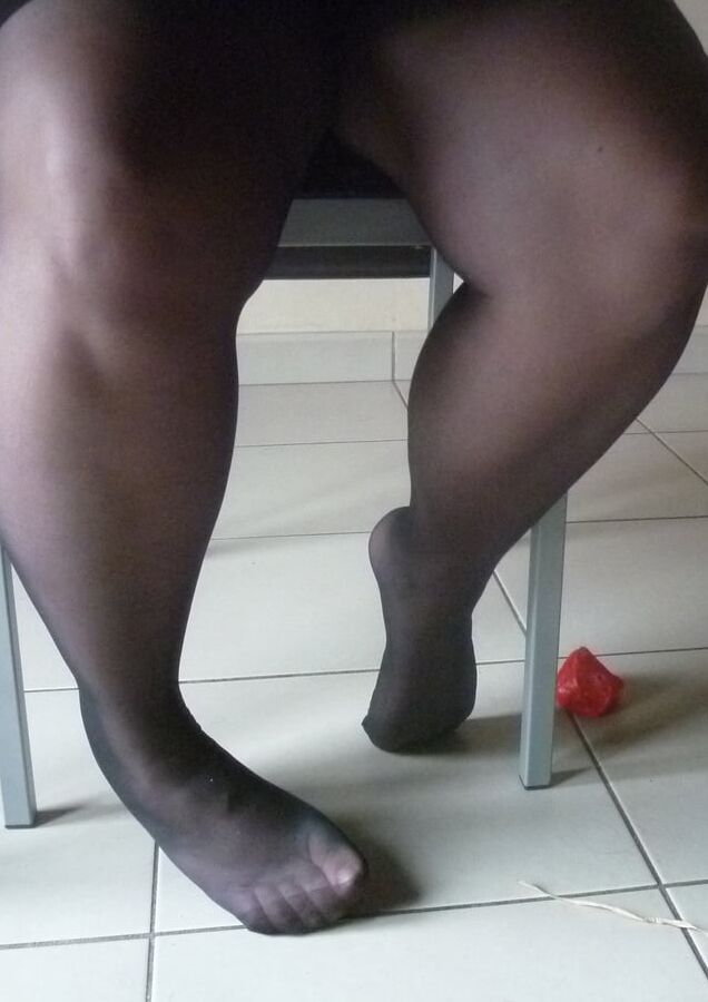 ses pieds en nylon a couvrir de sperme