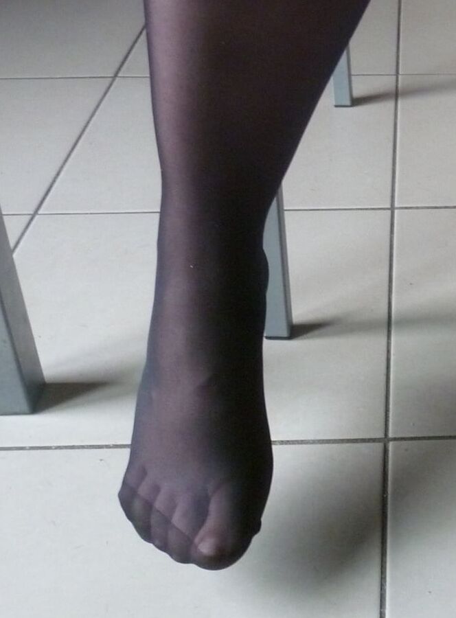 ses pieds en nylon a couvrir de sperme