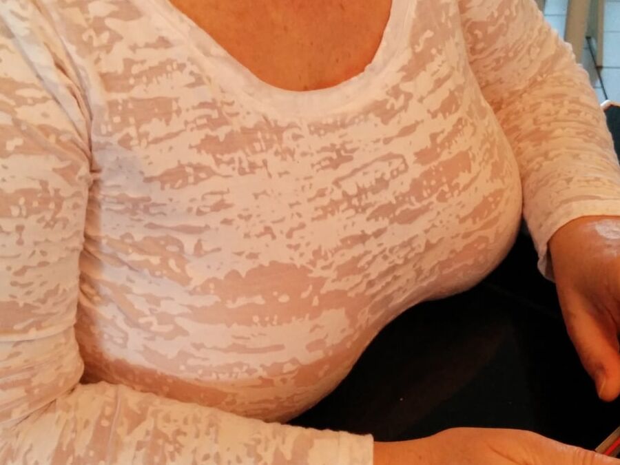 MATURE BRALESS BBW