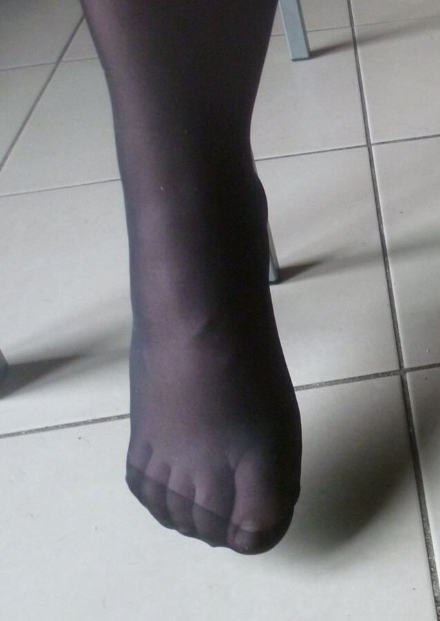 ses pieds en nylon a couvrir de sperme