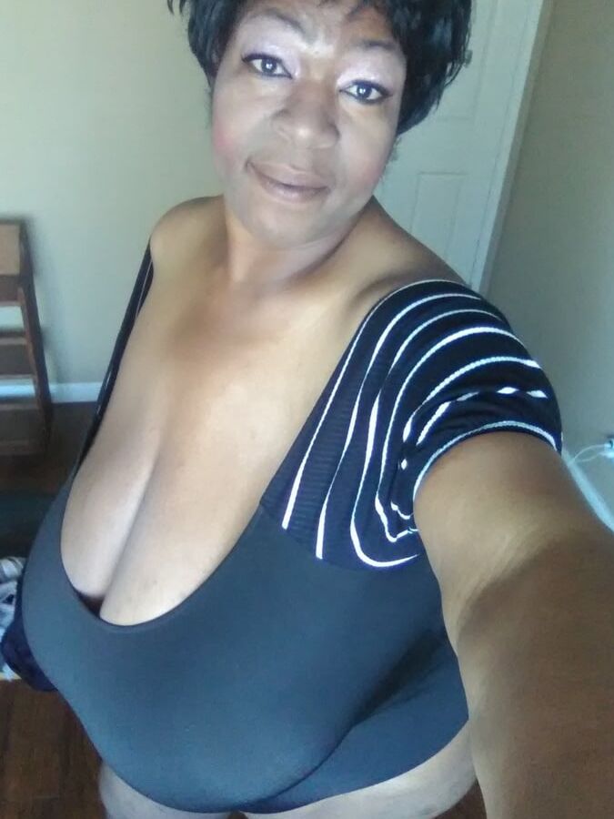 EBONY MATURE BIG HIP AND BOOTY