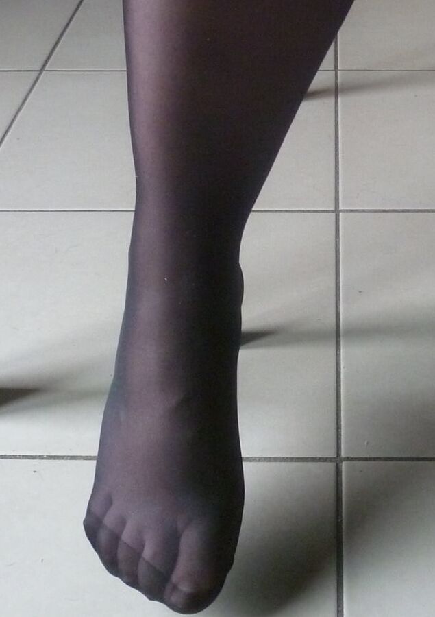 ses pieds en nylon a couvrir de sperme