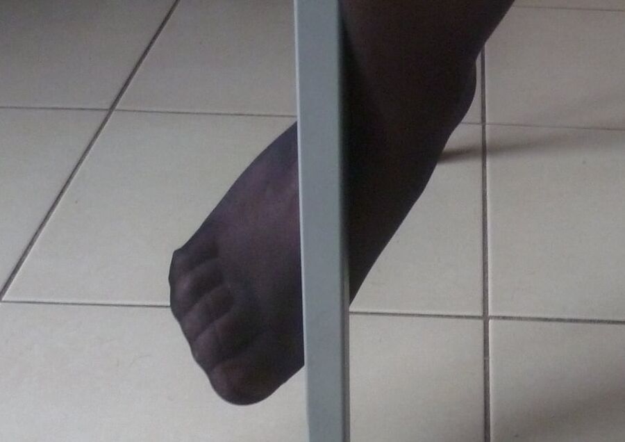 ses pieds en nylon a couvrir de sperme
