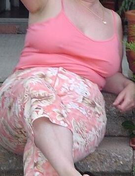 MATURE BRALESS BBW