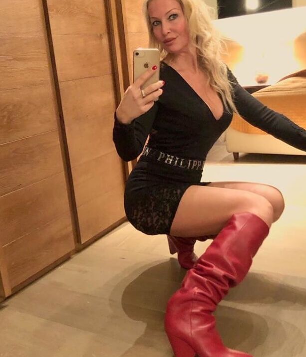 Insta Milfs &amp; Gilfs Wearing Boots