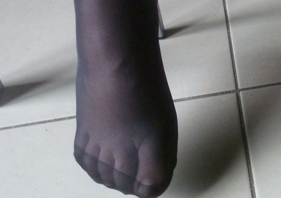ses pieds en nylon a couvrir de sperme