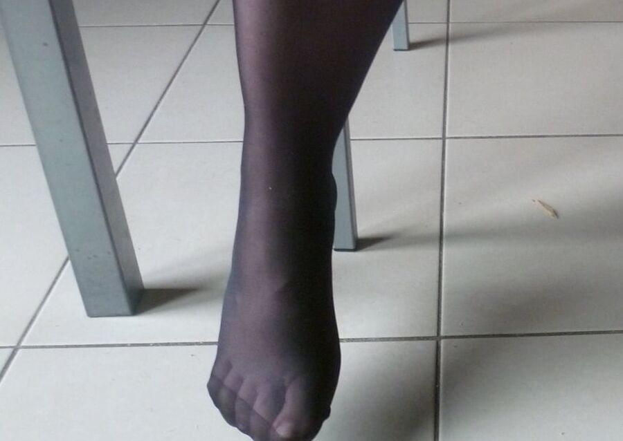 ses pieds en nylon a couvrir de sperme