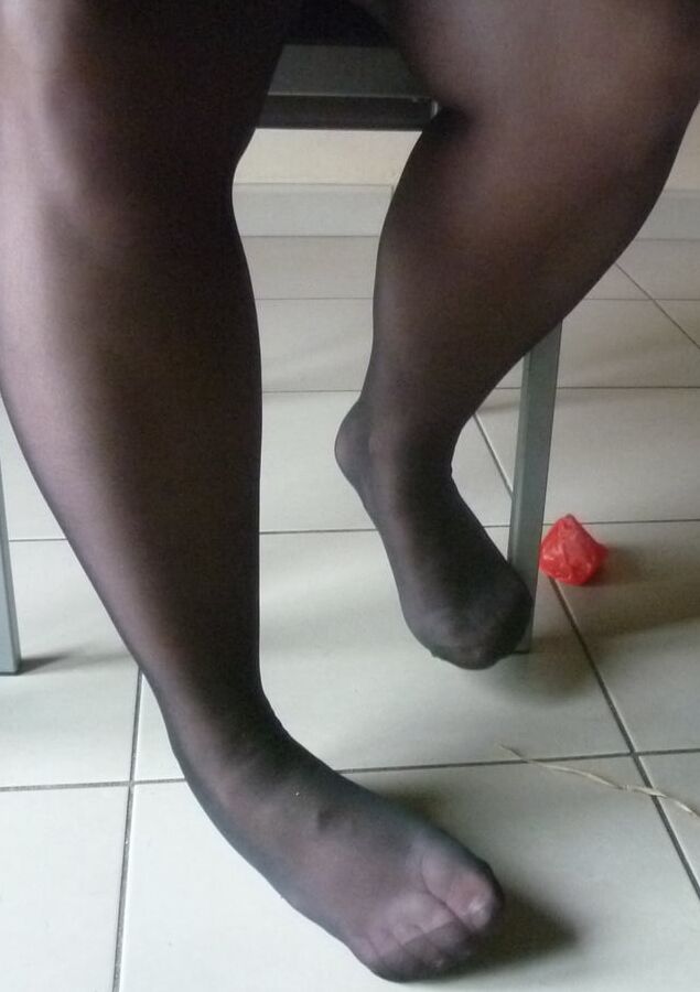 ses pieds en nylon a couvrir de sperme