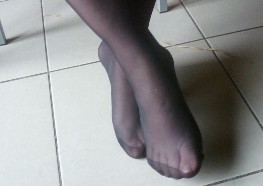 ses pieds en nylon a couvrir de sperme
