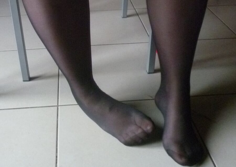 ses pieds en nylon a couvrir de sperme
