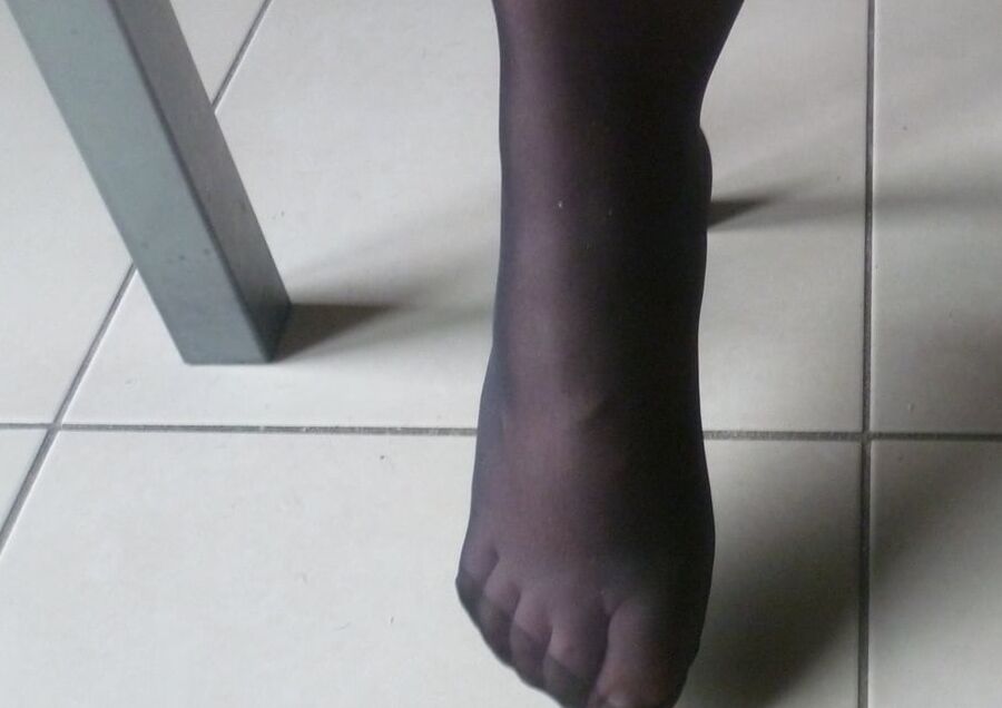 ses pieds en nylon a couvrir de sperme