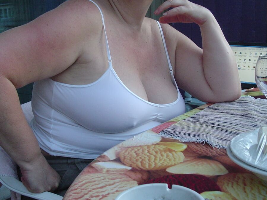 MATURE BRALESS BBW