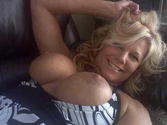 Busty blonde mum of three naked selfies