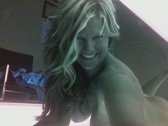 Busty blonde mum of three naked selfies
