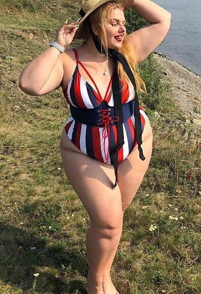 Full thighs in the mini