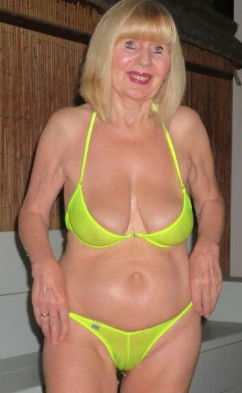 Mature ladies in bikinis