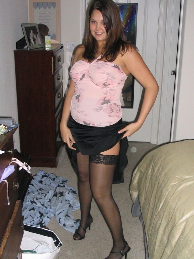 MATURE SLUTS WEAR STOCKINGS