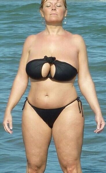 Mature ladies in bikinis