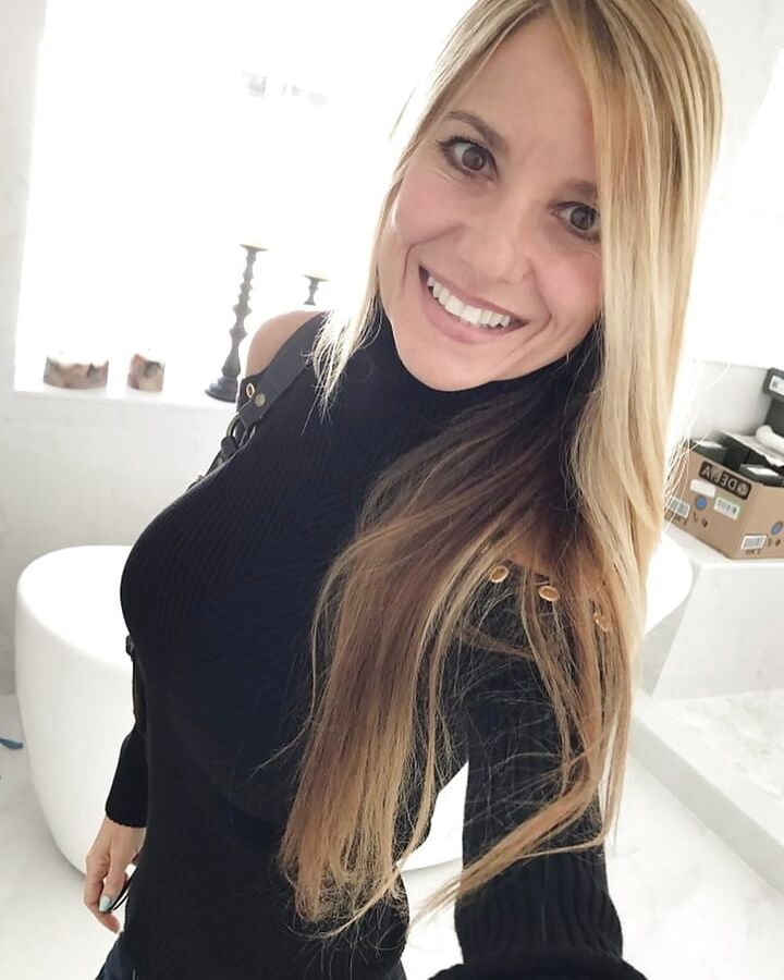 A sensual Black dress ()