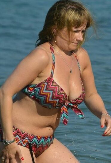 Mature ladies in bikinis