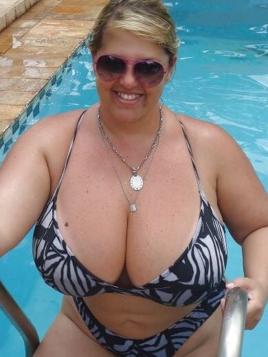 Mature ladies in bikinis