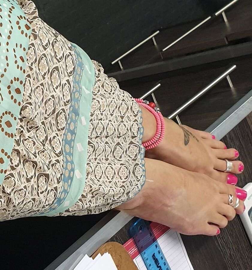 Just some big fucking nasty sexy feet...
