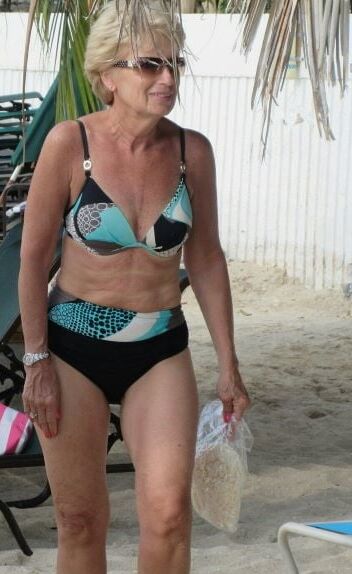 Mature ladies in bikinis