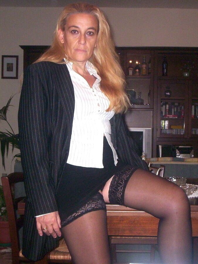 MATURE SLUTS WEAR STOCKINGS