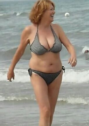 Mature ladies in bikinis