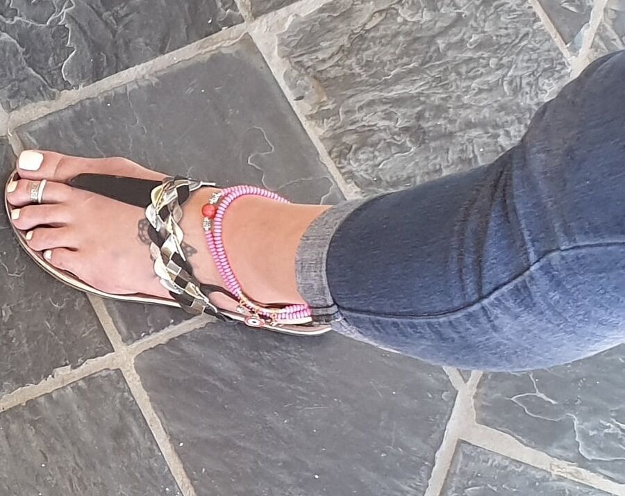 Just some big fucking nasty sexy feet...