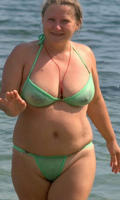 Mature ladies in bikinis