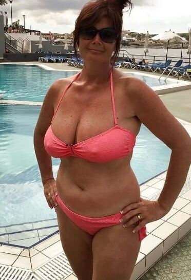 Mature ladies in bikinis