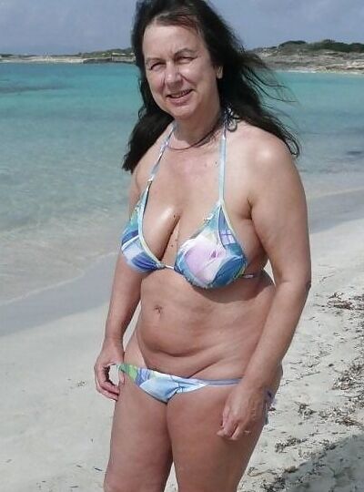 Mature ladies in bikinis