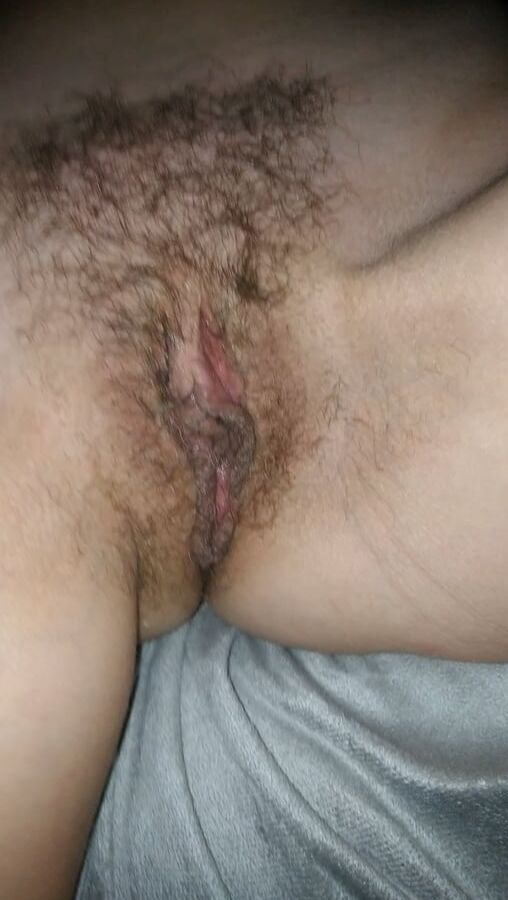 La chatte poilue de ma femme qui mouille bien