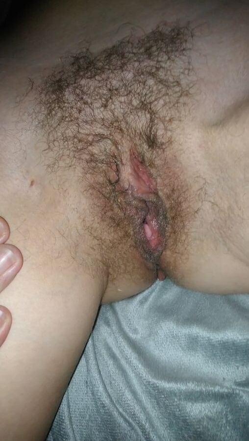 La chatte poilue de ma femme qui mouille bien