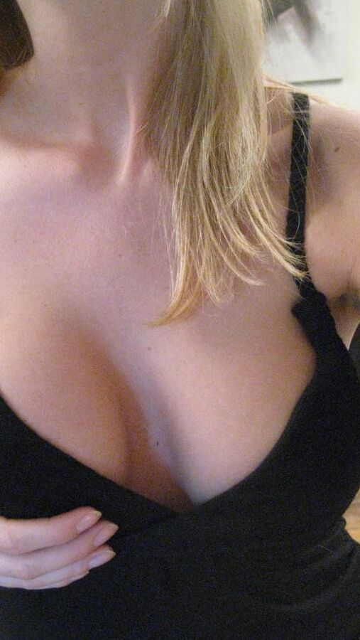 Blonde Schlampe zieht blank