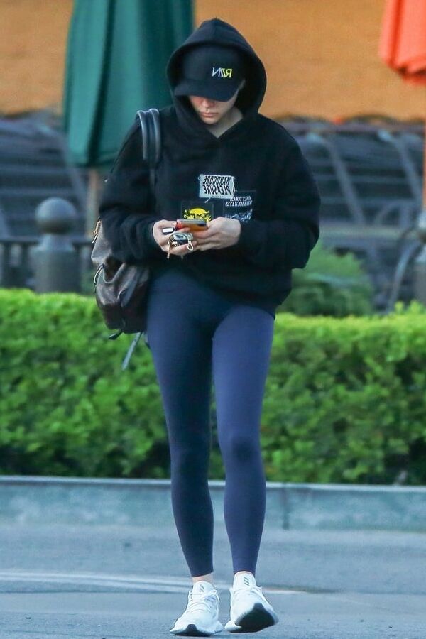 Chloe Moretz yoga pants