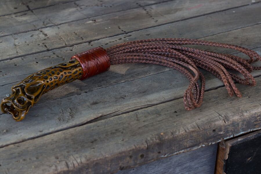The Curve. Loop flogger