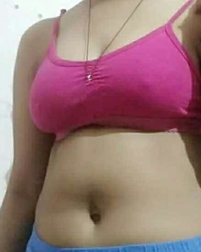 Navelhotgirl_
